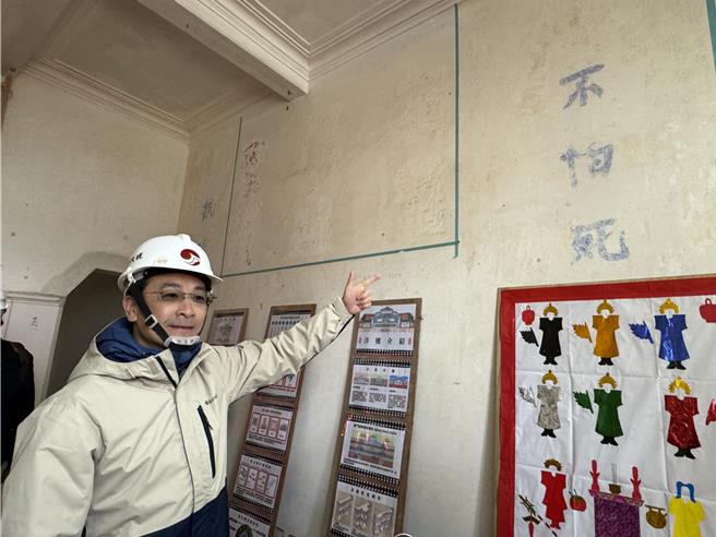 董允耀洋楼曾先后由国军炮兵、工兵营占用，1970年间更曾进驻海龙部队，屋内墙上到处可见各种军事标语与遗迹。(于家麒摄)