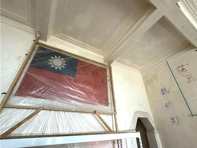 董允耀洋楼曾先后由国军炮兵、工兵营占用，1970年间更曾进驻海龙部队，屋内墙上到处可见各种军事标语与遗迹。(于家麒摄)