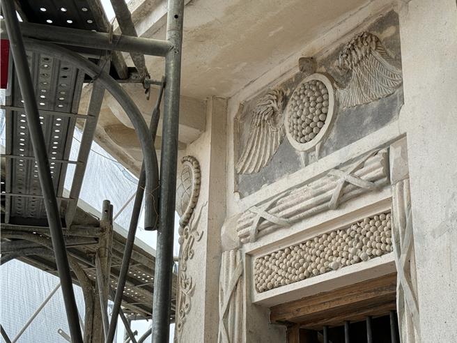 董允耀洋楼建筑充满南洋风情，窗户上方的老鹰雕饰与印尼钱币上的图腾颇为相似，诉说着大时代「落番」出洋打拚的歷史故事。(于家麒摄)