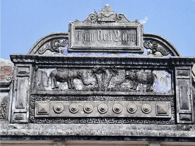 洋楼正面屋顶的山花上塑有董允耀的印尼名「Tang Oen Yauw」，非常具有南洋风。(于家麒翻摄)