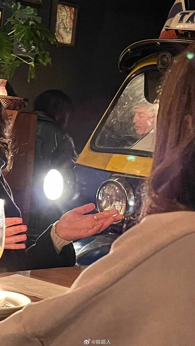 Lisa跟LV三公子雖未同時出現，但分開行動上車仍被拍下。（圖/翻攝自微博）