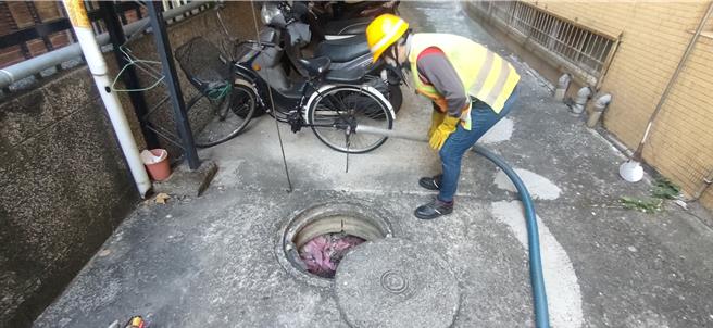 台中市政府环保局上周接获民眾求助，表示钻石不小心掉到马桶里，麻烦清洁队协助以抽水肥方式找寻。（环保局提供／张亦惠台中传真）
