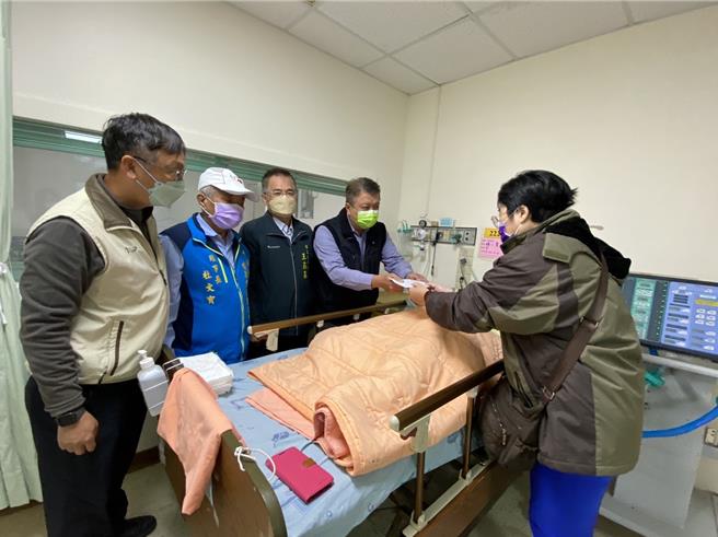 台南市政府勞工局長王鑫基（左三）23日與關子嶺富野溫泉會館員工代表分別到大內區、歸仁區探視慰問職災弱勢勞工家庭。（台南市政府勞工局提供／張毓翎台南傳真）