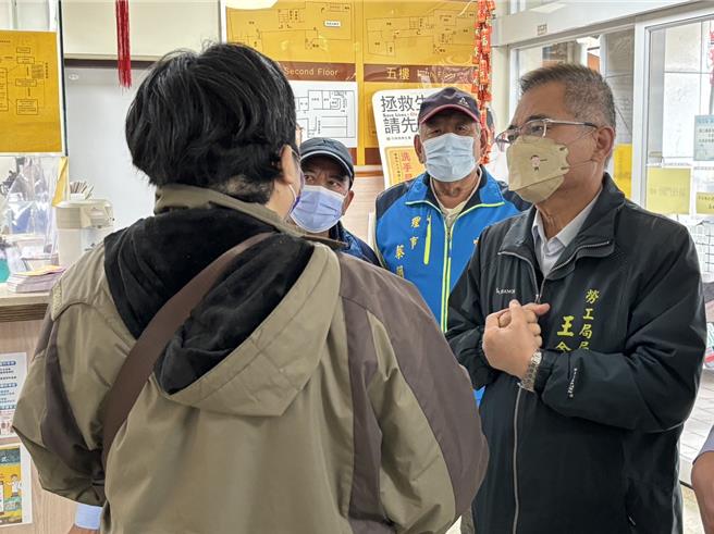 台南市政府勞工局長王鑫基（右一）表示，這次感謝民間業者共同協力，為職災勞工盡一份心力，給予實質經濟援助及到府關懷。（台南市政府勞工局提供／張毓翎台南傳真）