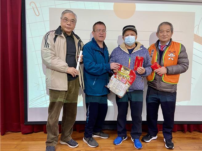 蔡衍明愛心基金會「公益青年送愛下鄉趣」23日來到宜蘭縣南澳鄉，佛光大學副校長藍順德（左一）、鄉長李勝雄（左二）與基金會課長周哲仁（右一）一同送上紅包與旺旺福袋，讓鄉親過好年。（吳佩蓉攝）