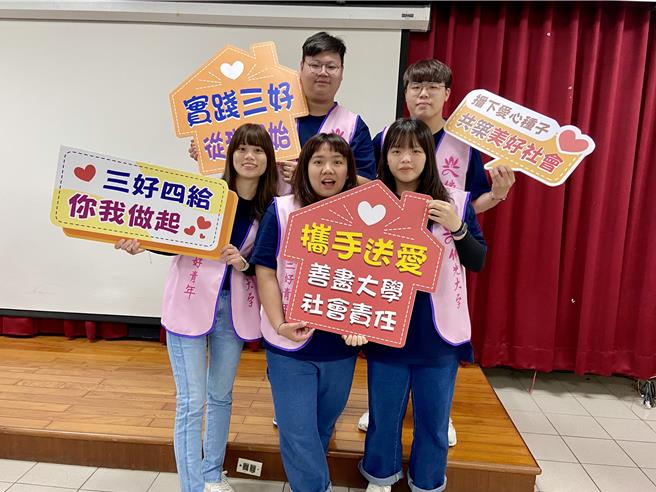 佛光大學學生們展現活力熱情舞蹈給鄉親們欣賞。（吳佩蓉攝）