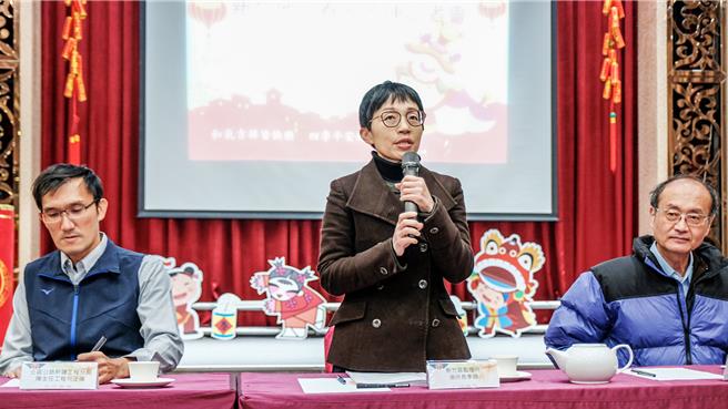 新竹区监理所23日联合公路局三单位说明北部地区春节疏运、国道及观光景点交通资讯，新竹区监理所所长吴季娟（中）表示，交通部致力提供春节期间最佳运输服务，提供详尽的资讯及指引，确保返乡或出游民眾能够安全、顺利抵达目的地。（罗浚滨摄）