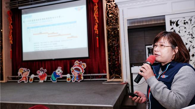 新竹区监理所23日联合公路局三单位说明北部地区春节疏运、国道及观光景点交通资讯，新竹区监理所科长江玫莹说明春节疏运有好康优惠，国道观光景点资讯App不漏接。（罗浚滨摄）