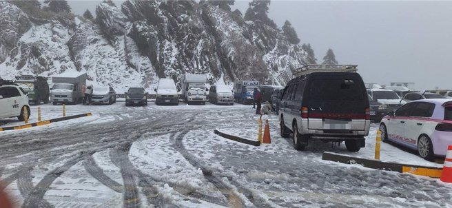 氣象署指出，明晚（27日）有華南水氣通過，加上下周日（28日）有一小波冷空氣南下，中部以北3000公尺以上的高山，都可能出現零星降雪的機率。（示意圖／警方提供／楊靜茹南投傳真）