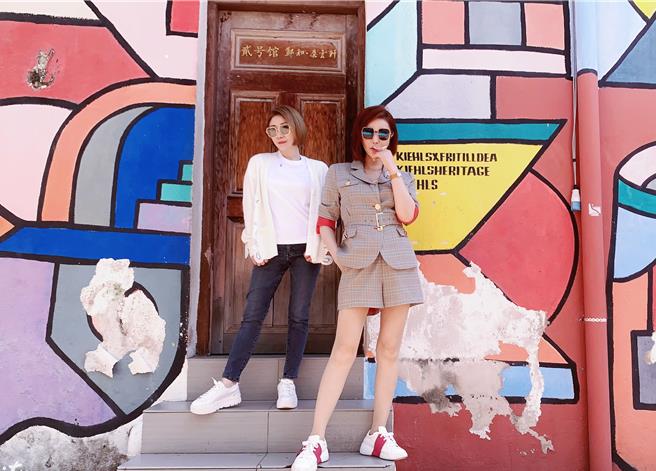 李翊君（左）、利菁在馬六甲旅遊。（三立提供）
