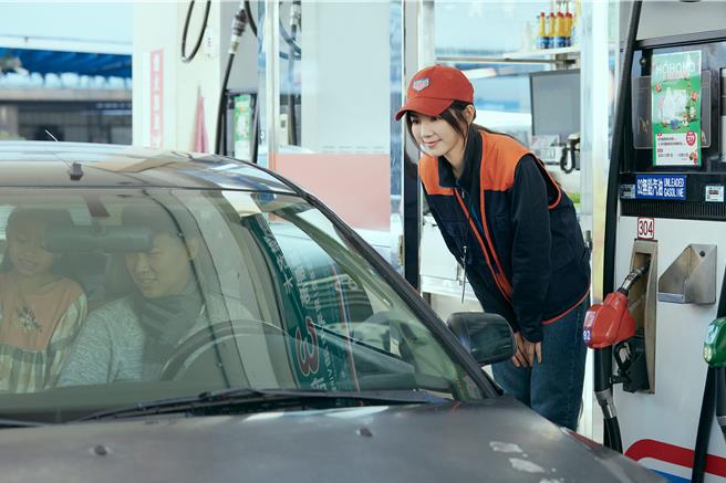 Ella在新歌MV飾演一名加油站員工。（勁樺娛樂提供）