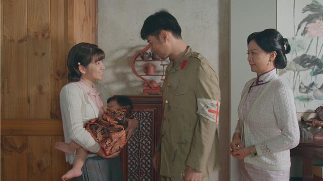 米可白（左）成功借腹產子卻因此對楊子儀（中）產生疑心。（華視提供）