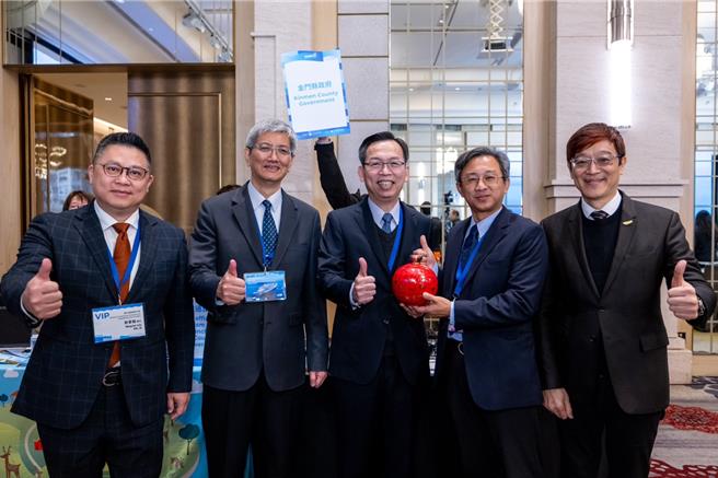 金门县观光处长许绩鑫(右二)也率队出席第一届「亚洲跳岛邮轮联盟(AACA)推介会」，力拼在2026年前将金门跳岛行程纳入国际邮轮必游行程规画，将金门推向世界的舞台。（图／金门县政府）