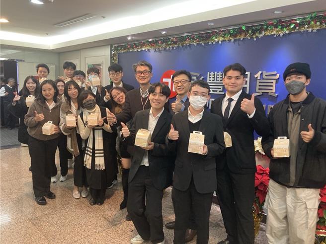 永丰期货台师大产学合作9年，共创永续未来 设立3学分「证券交易实务与程式交易选修课程」培育二百多位硕士生。（永丰提供）