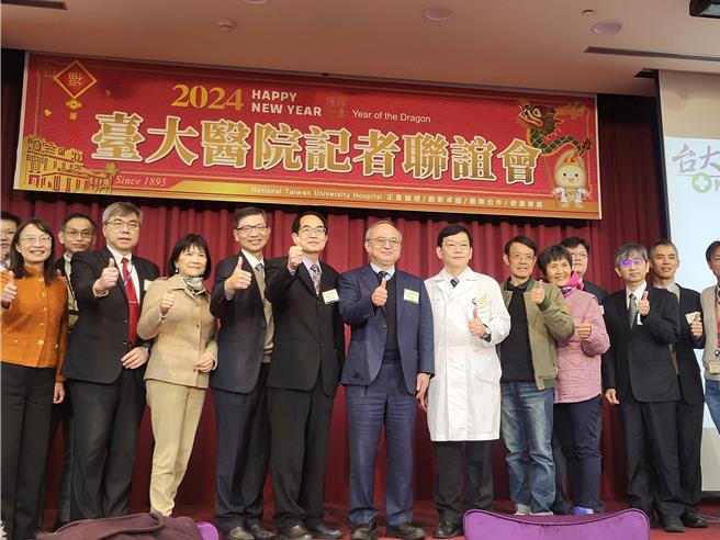 台大醫院團隊開發出人工智慧CT診斷輔助系統，能偵測出8成小於2公分的早期胰臟癌，被評價為2023年影像醫學界最重要的研究，今年將正式用於臨床，搭配內視鏡，就能當下做出診斷。（林周義攝）