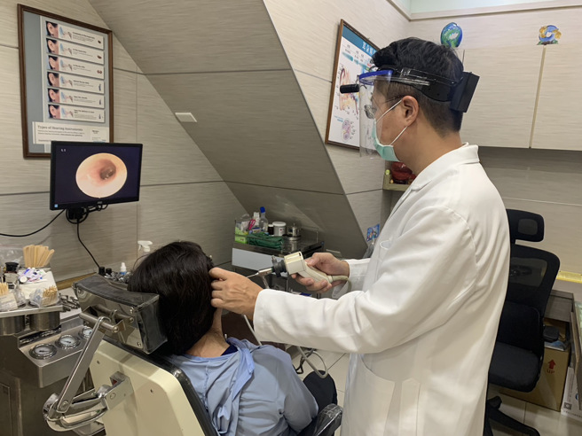 李瑞文醫師提醒民眾耳朵若遭蟑螂等蟲類爬進應就醫取出。圖中女子非文中案例。記者吳慧芬／攝影