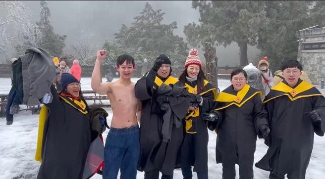 国立台湾科技大学化工所硕士班6名学生，得知宜兰县太平山国家森林游乐区今（23日）下雪，一群人临时起意衝上山拍摄另类毕业照。（民眾提供／吴佩蓉宜兰传真）