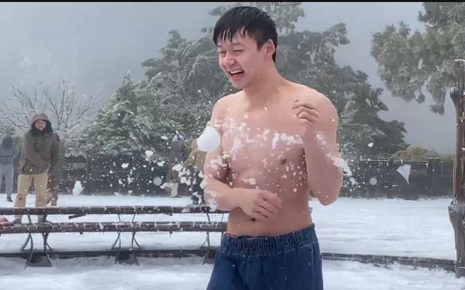 张姓学生还在冰天雪地里脱掉上衣，双手比出YA的手势，直喊「好冷喔」。（民眾提供／吴佩蓉宜兰传真）