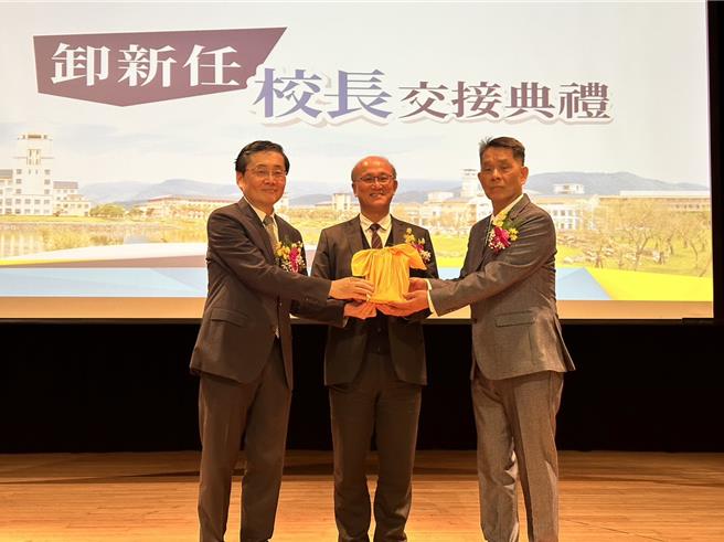 国立东华大学今举办「卸新任校长交接」，卸任校长赵涵㨗（左）在教育部常务次长林腾蛟（中）监交，将印信接给新任校长徐辉明（右）。（罗亦晽摄）