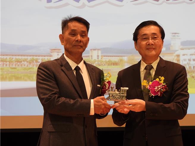 国立东华大学今举办「卸新任校长交接」，卸任校长赵涵㨗（右）特别送上母校美国普渡大学的代表标志蒸气火车头给徐辉明（左），期勉他能成为学校的火车头带领师生继续往前。（罗亦晽摄）