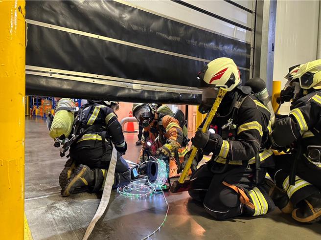 桃园市消防局第三大队23日选于芦竹区夏晖物流有限公司办理半预警演习。（桃园市消防局芦竹分队提供／陈梦茹桃园传真）