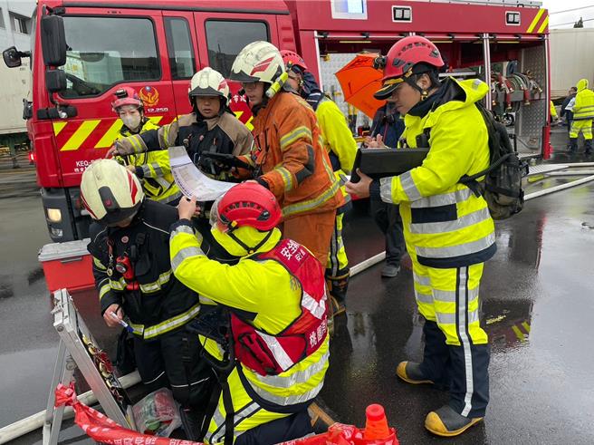 桃园市消防局第三大队23日选于芦竹区夏晖物流有限公司办理半预警演习。（桃园市消防局芦竹分队提供／陈梦茹桃园传真）