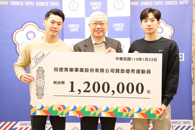 游泳王冠闳（右）、体操唐嘉鸿（左）获得仰德集团1年60万台币赞助，力挺两人奥运逐梦。（中华奥会提供）