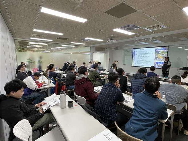 淨零學院今(23)日開設首場企業證照專班，並由中油公司包班上課。（柯宗緯翻攝）