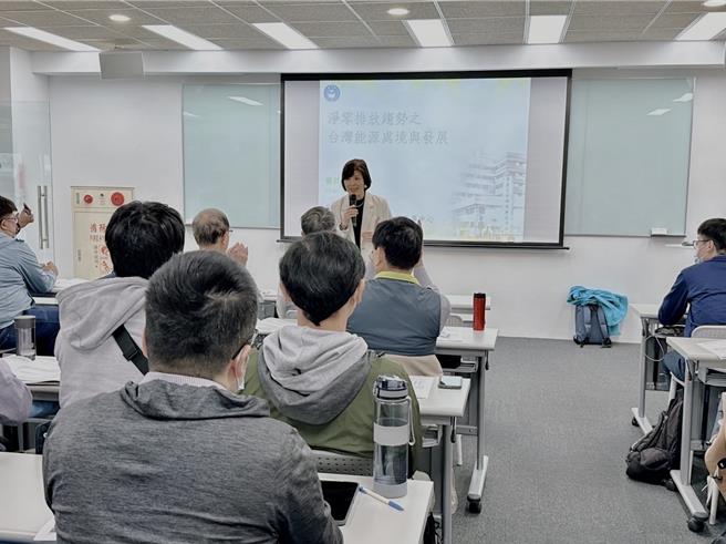 環保局長張瑞琿今日至課堂現場，強調淨零學院除培育人才，未來亦將開辦工作坊、公共講堂。（柯宗緯翻攝）