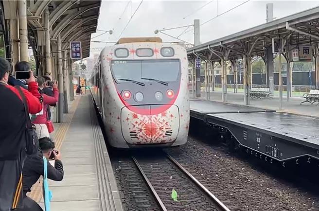 「SIRAYA西拉雅号」主题彩绘列车23日在台南火车站启航。（洪荣志摄）