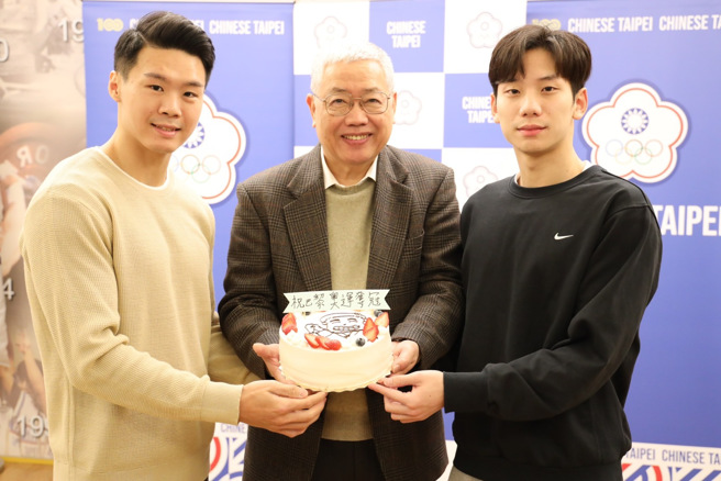 游泳王冠闳（右）23日生日，收到仰德集团继续赞助的大礼。（中华奥会提供）