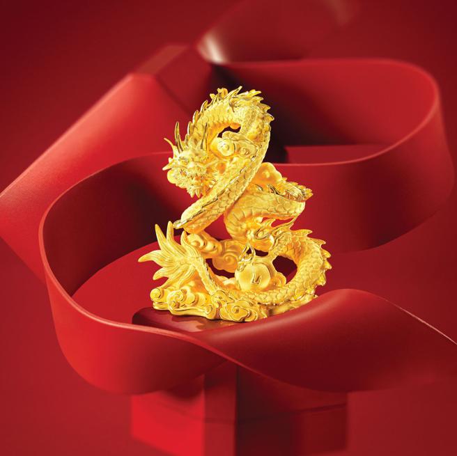 周大福「龙腾四海」龙年生肖系列摆件，以精工细腻的金雕工艺勾勒祥龙生动细腻姿态。（周大福提供）