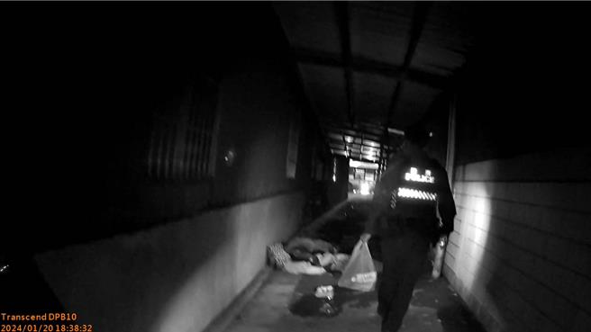 45歲的李姓男子7天沒有吃正餐，全靠宮廟的糖果與喝水苦撐，巡邏員警伸出援手，聯繫社會局協助安置。（蘆竹警分局提供／陳夢茹桃園傳真）