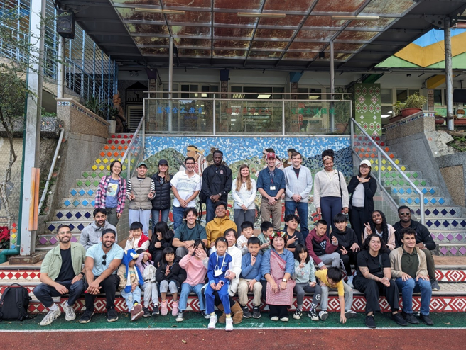 全校学生与史丹佛学生进行纪念大合影。(照片/新北市政府教育局提供)