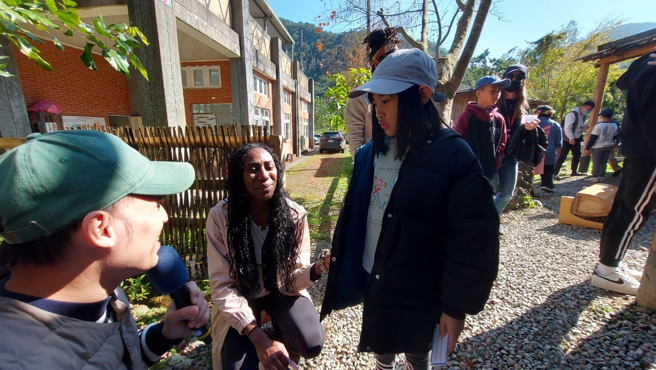 小朋友带着史丹佛的大朋友一对一进行族语字卡闯关。(照片/新北市政府教育局提供)