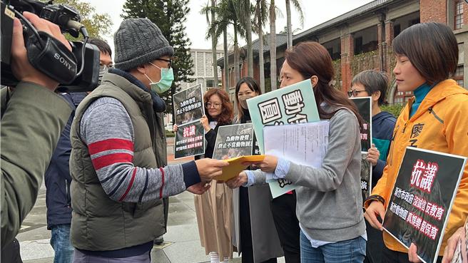 多位公民代表到市府广场前抗议并递交陈情书，由新竹市立动物园长杨础远代表收下。（王惠慧摄）