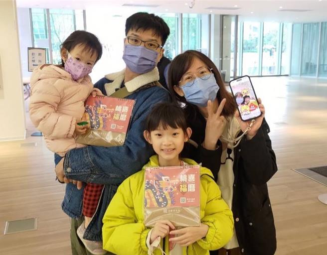 民眾多认为福历封面设计很喜气、可爱的AR拍照让小朋友很喜欢。(智发会提供／蔡依珍桃园传真)