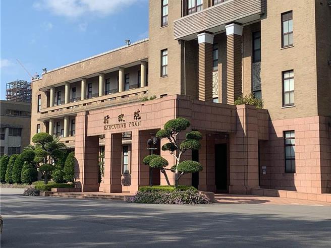 网传「退休军公教人员18％优惠存款利息被砍，但退职政务人员仍照领」，行政院人事总处驳斥，已比照军公教归零。（本报资料照片）