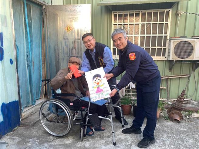 四分局分局長李建興日前親送慰問金給彩虹爺爺黃永阜，黃也回贈自己平時的畫作。（四分局提供／張亦惠台中傳真）
