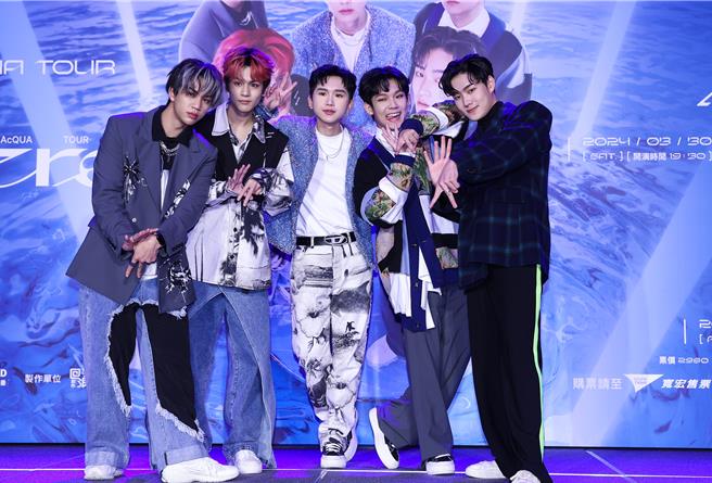 「AcQUA源少年」李秉谕（左起）、卢佾旸、黄莑茗、林毓家、须弘道23日宣布将登北流开唱。（陈俊吉摄）