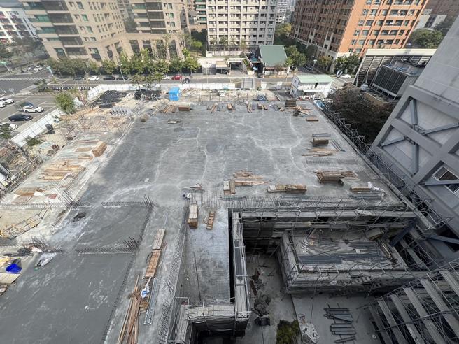 高雄市立联合医院北侧大厅新建工程目前已顺利完成结构体，正进行内部及外墙装修作业，预计明年中完工。（图片来源：高雄市工务局提供）