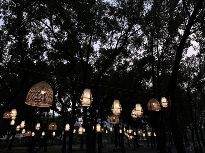 屏东市復兴公园灯区光之小径预告将在24日晚间降雪。(屏县府提供)