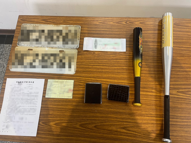 警方获报后迅速抵达现场，并从谢、郑2人身上查获做案用球棒2支，另于骆姓男子驾驶的自小客车内查获两面失窃车牌及Ｋ盘两个。（图／警方提供）