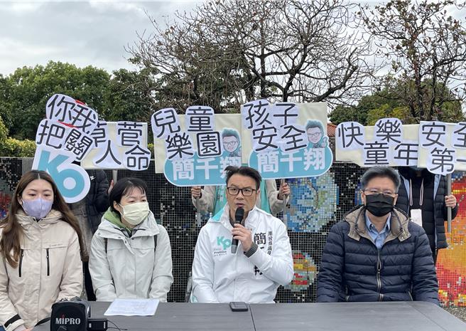 南投縣議員簡千翔指出中興新村兒童公園多項遊具缺失，痛斥國發會2019年接管迄今沒檢視遊具安全並改正。（楊靜茹攝）
