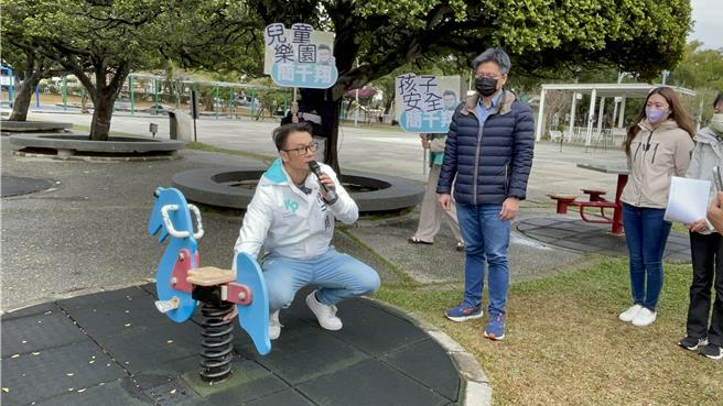 簡千翔指出中興新村兒童公園多項遊具缺失，如搖搖馬底下彈簧裸露，恐夾傷兒童的手。（楊靜茹攝）