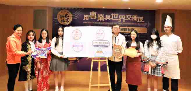 教育局攜手4所技術型高中，共同在護照上蓋下5團特色海關戳章後合影。(照片/新北市政府教育局提供)