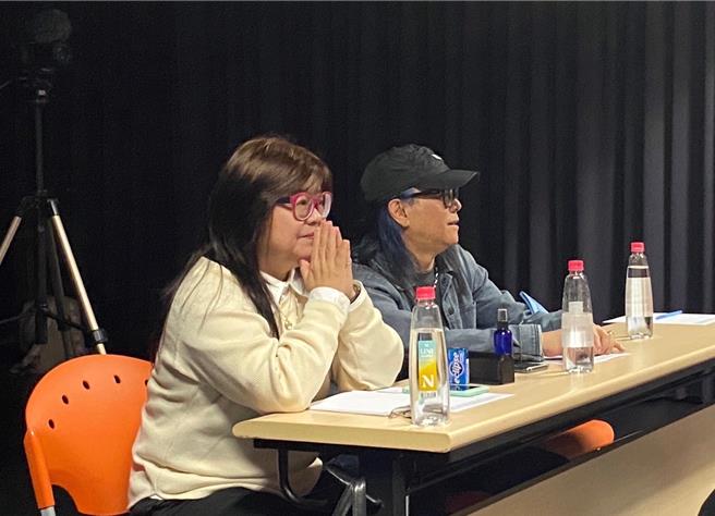 潘重威與林貴敏到台北海大演講非常受演藝系同學歡迎。（台北海大提供）