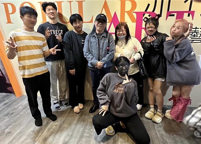 潘重威與AMEE擔任評審，同學即興表演，還有女孩把臉塗黑，超拚。（台北海大提供）