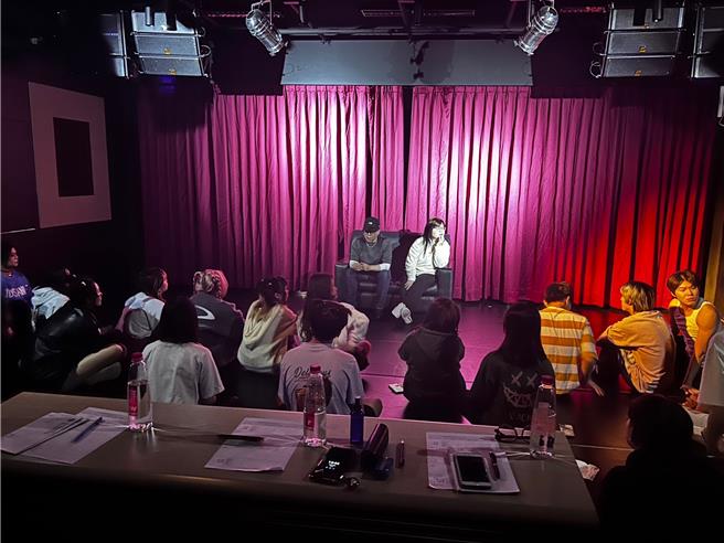 潘重威與林貴敏到台北海大演講非常受演藝系同學歡迎。（台北海大提供）