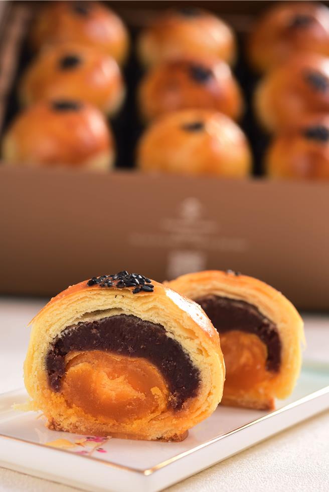 蛋黄酥控绝不能错过「珍馔蛋黄酥礼盒」，9入满满古法手制蛋黄酥，新春优惠899元。（普诺麵包坊提供）